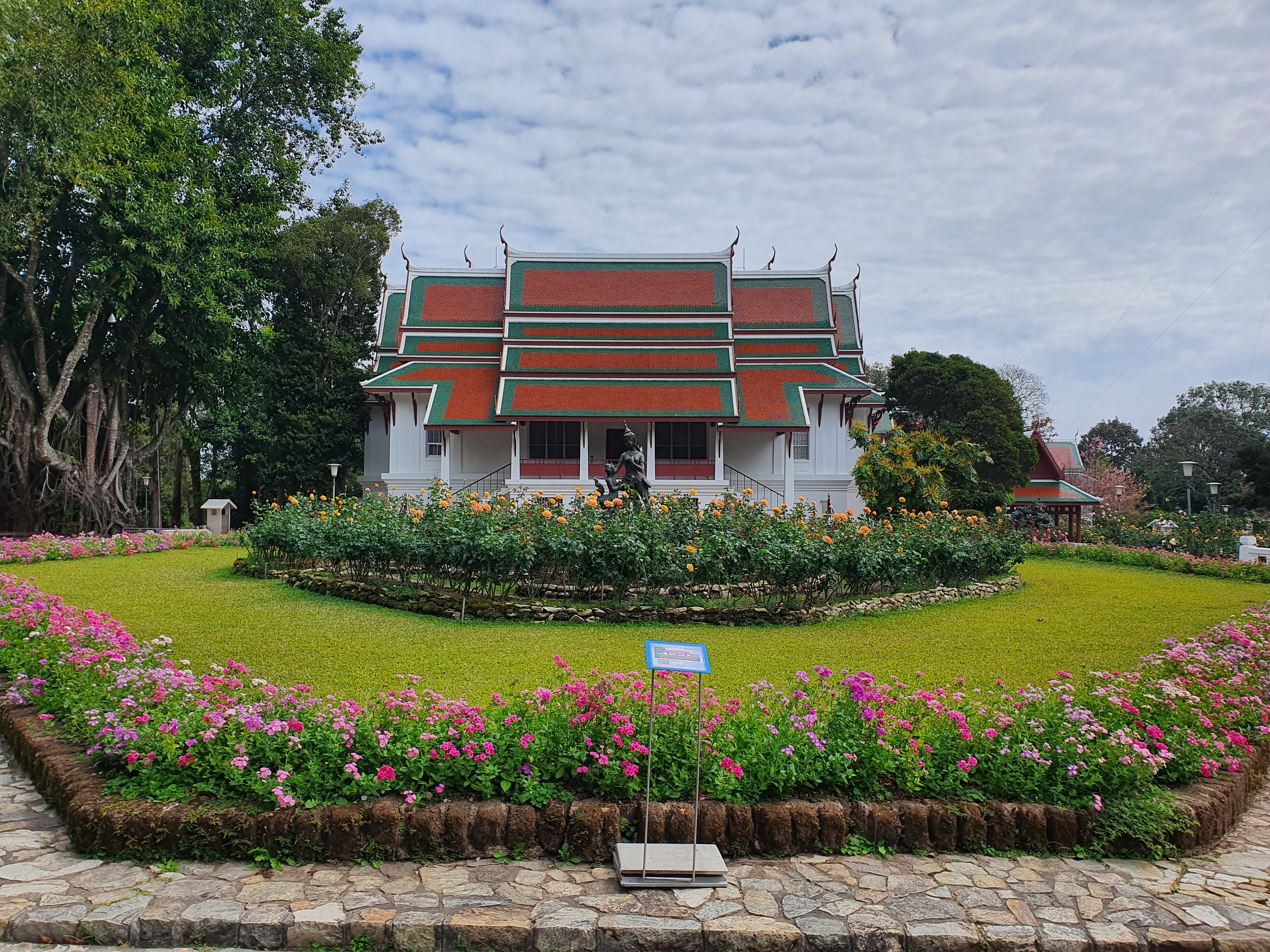 苏雷佛塔（Sule Pagoda · ဆူးလေစေတီတော်）
